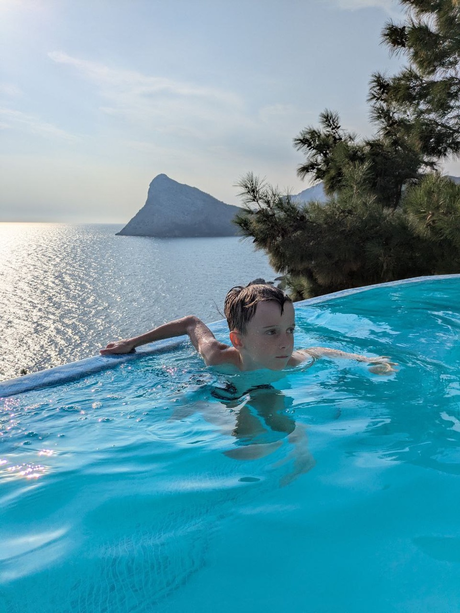 Петька у нас летом только научился плавать, а там уже и нырял с открытым носом. Прогресс.