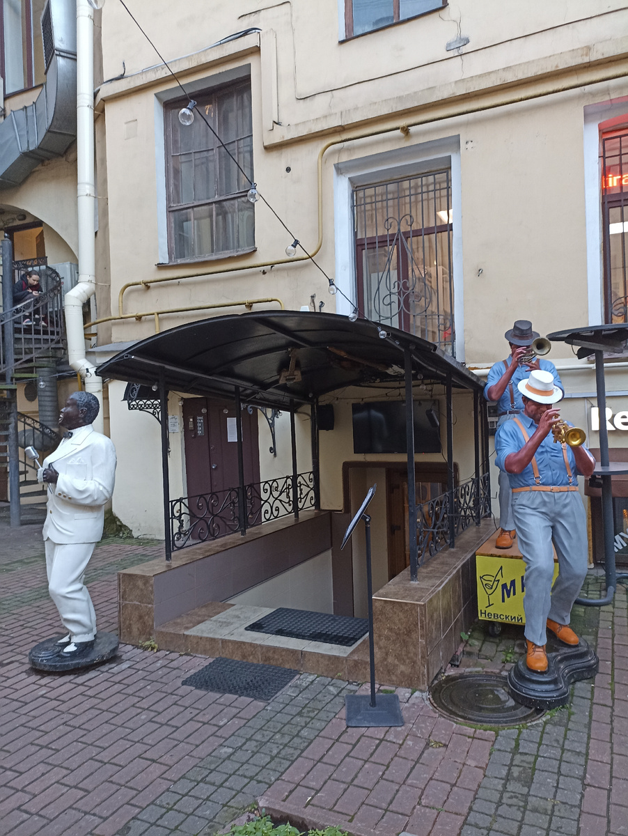 Статуи у входа в бар 