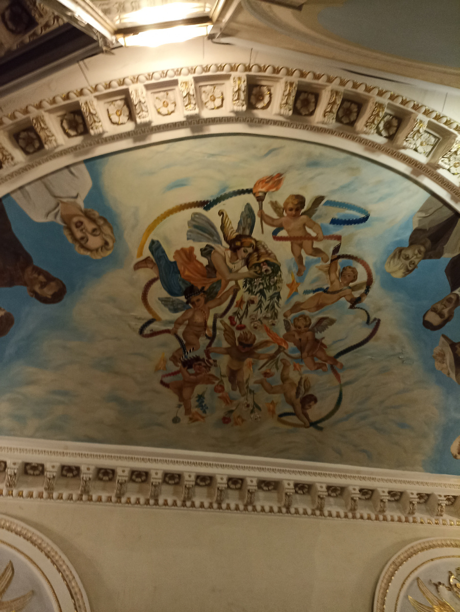 Красивая картнка у входа 