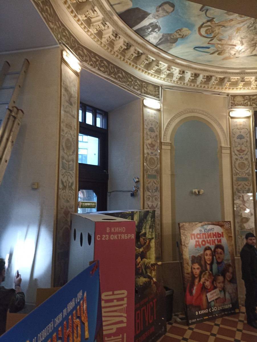 У входа внутри всё с узорами 