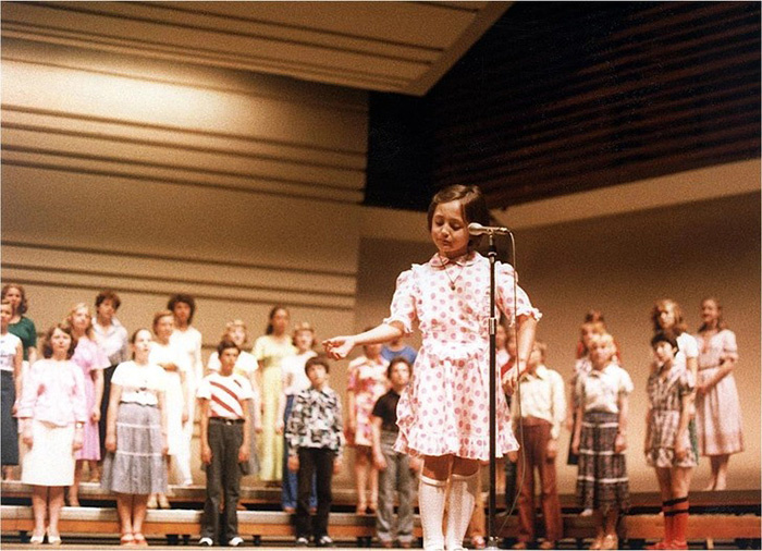 Благодаря своим блестящим вокальным данным и раскрепощённости на сцене, Лена быстро стала солисткой хора.