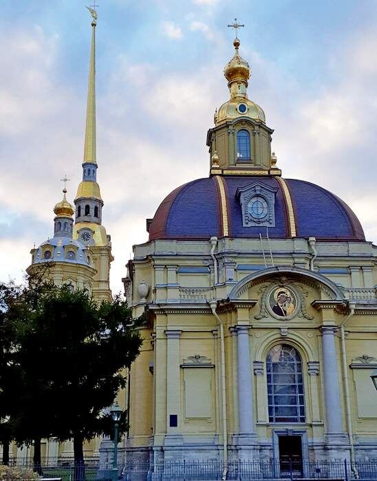 Вид на Петропавловский собор и Великокняжескую усыпальницу со стороны алтарной части /фото из личного архива, 2018/