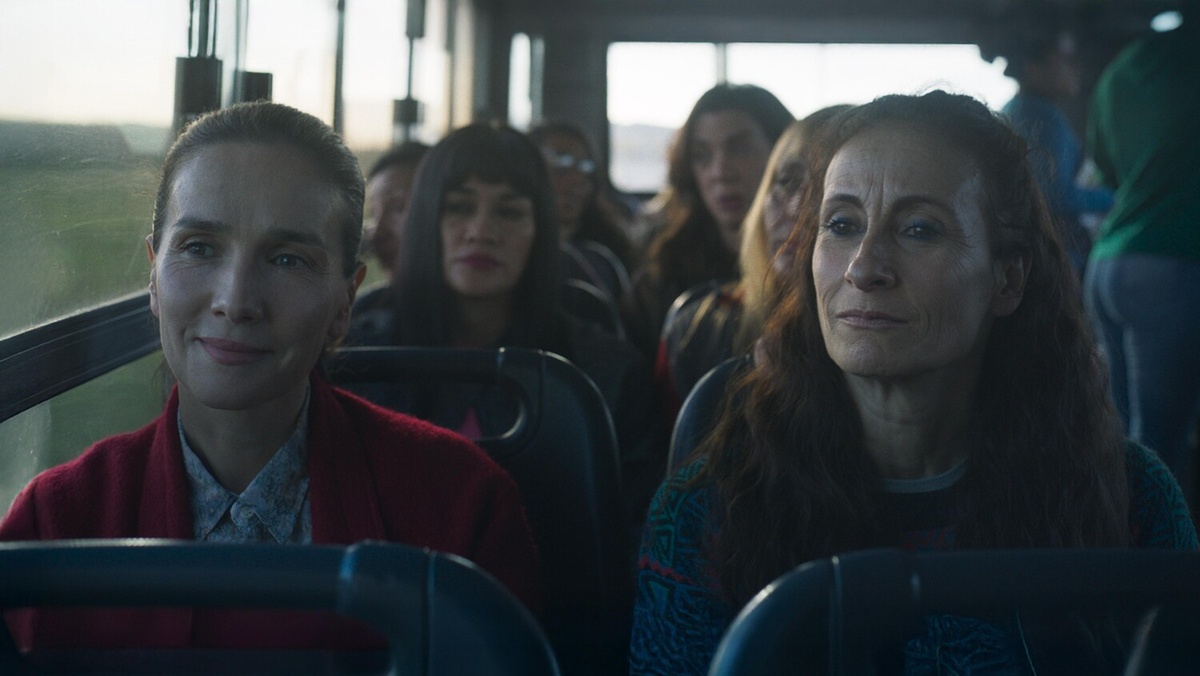 Женщина в цепях (La mujer de la fila) (в русском переводе также: Женщина в очереди), 2025