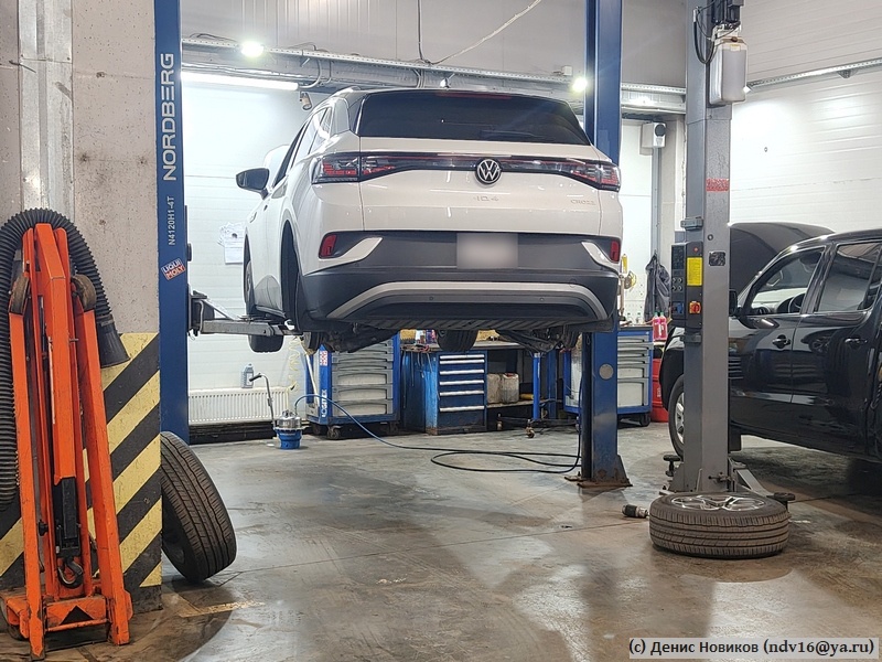 Наш VW ID.4 на подъёмнике
