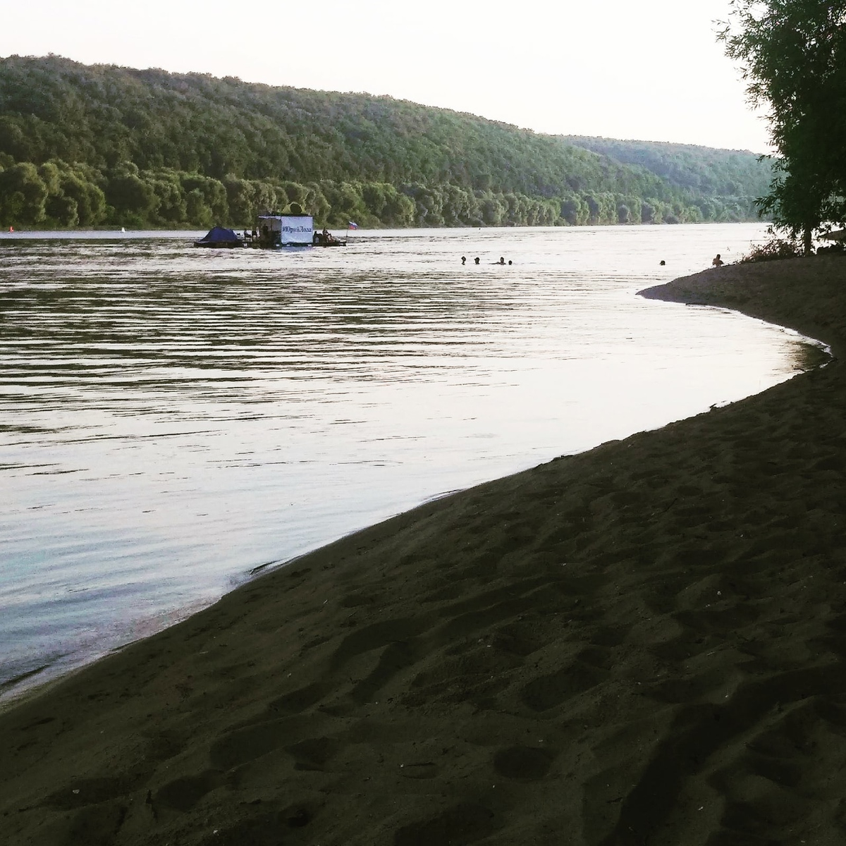 Ока у города Озеры. Плот "Юрий Лоза". Фото автора.