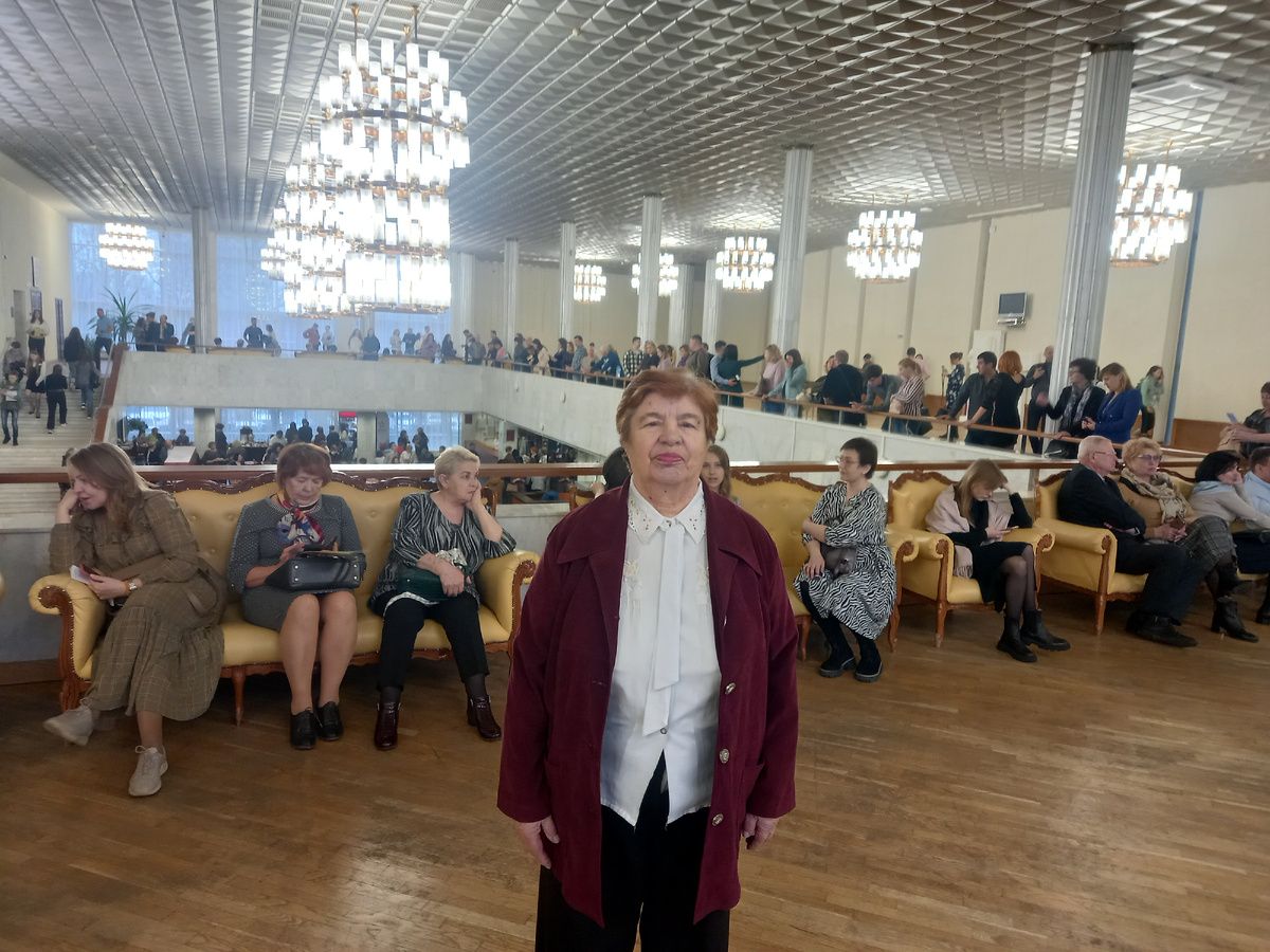 Наша бабушка в драмтеатре. Фото автора.