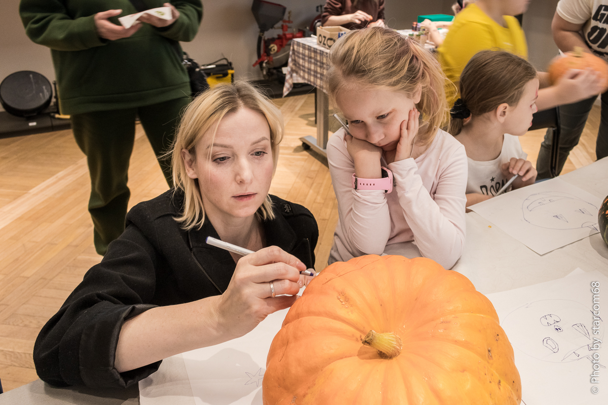 Мастер-класс по изготовлению праздничной тыквы вела Оля Василова