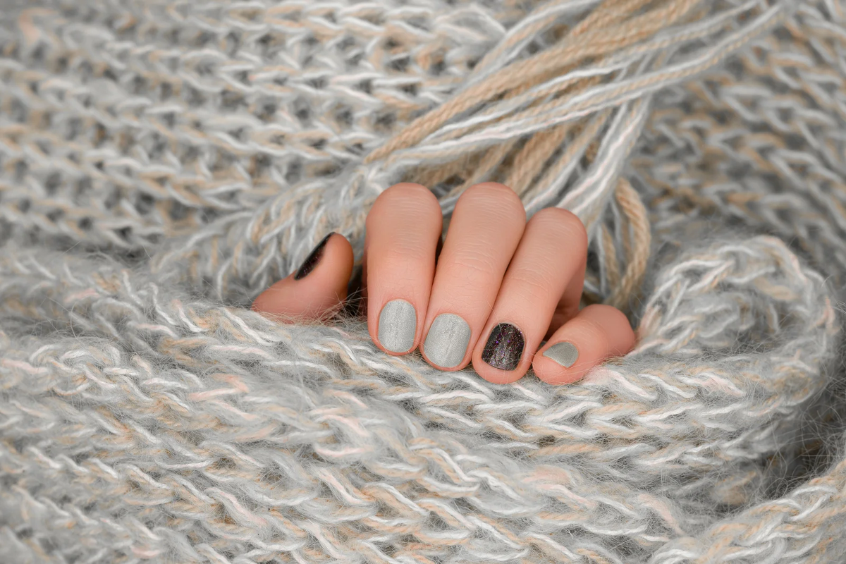 Стойкость гель-лака зависит не только от качества материалов и профессионализма мастера, но и от соблюдения нескольких простых правил