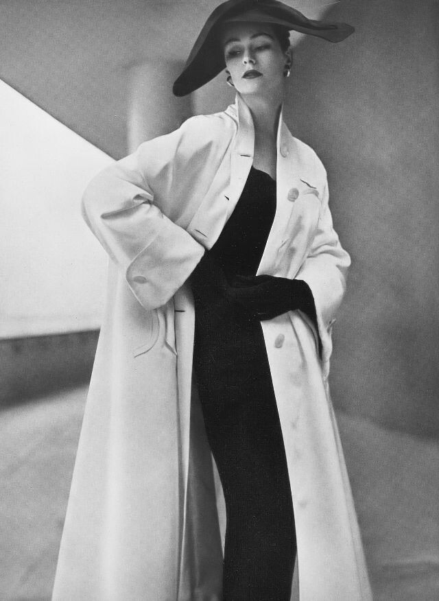 Энн Ганнинг в непромокаемом пальто из соляно-белого грогрена от Джона Каванаха, шляпа от Симоны Мирман, фото Ричарда Дормера, Harper's Bazaar UK, март 1952 г.
