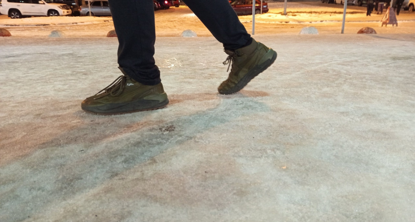    В Брянске ночная смена коммунальщиков вышла на борьбу с гололедом