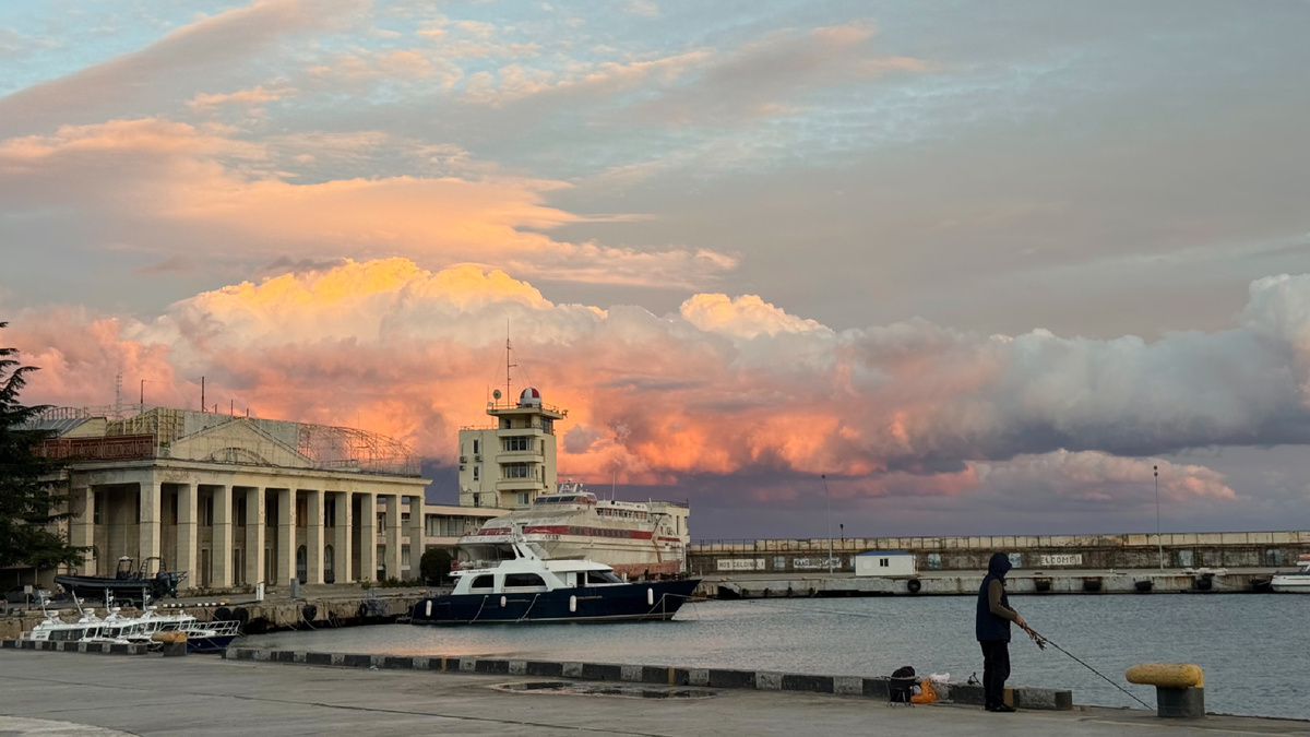 Вот такая красивая фоточка у меня есть из Ялты. Небо просто сказочное! 