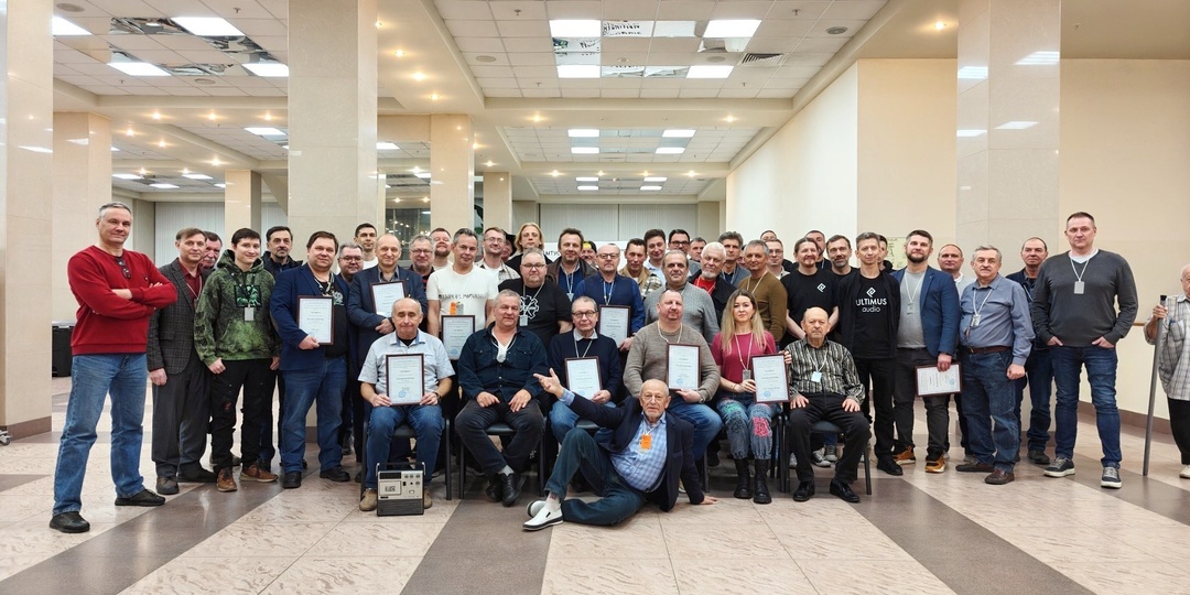 Общая фотография участников выставки Росхайэнд