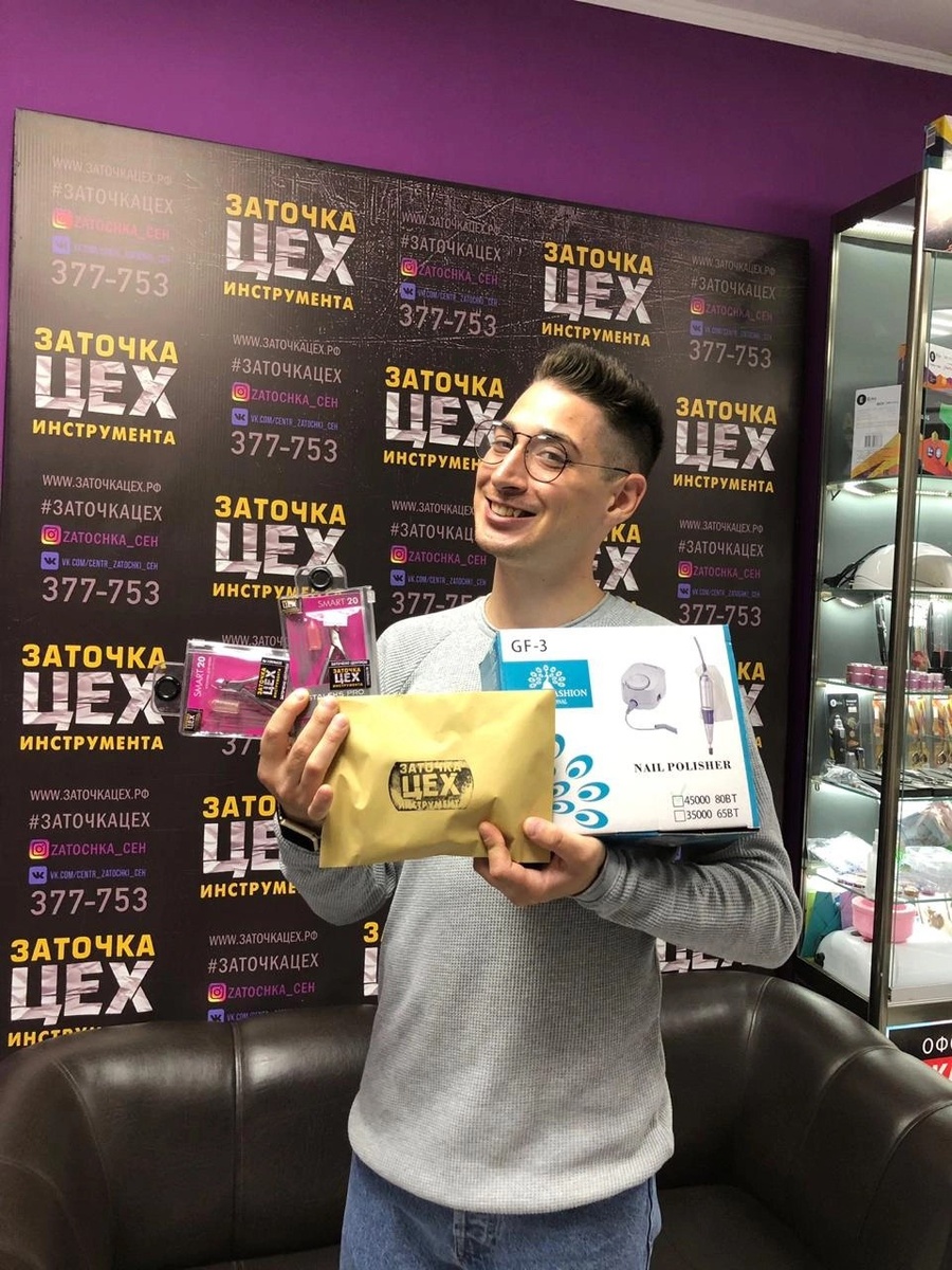 Мы закупаемся напрямую с заводов-производителей, огромными оптовыми партиями для всей сети. У нас нет 3-4 посредников, каждый из которых закладывает свою наценку. Поэтому наша цена на одну и ту же машинку для стрижки или набор пилок часто оказывается на 10-20% ниже, чем в крупнейших онлайн-маркетах.