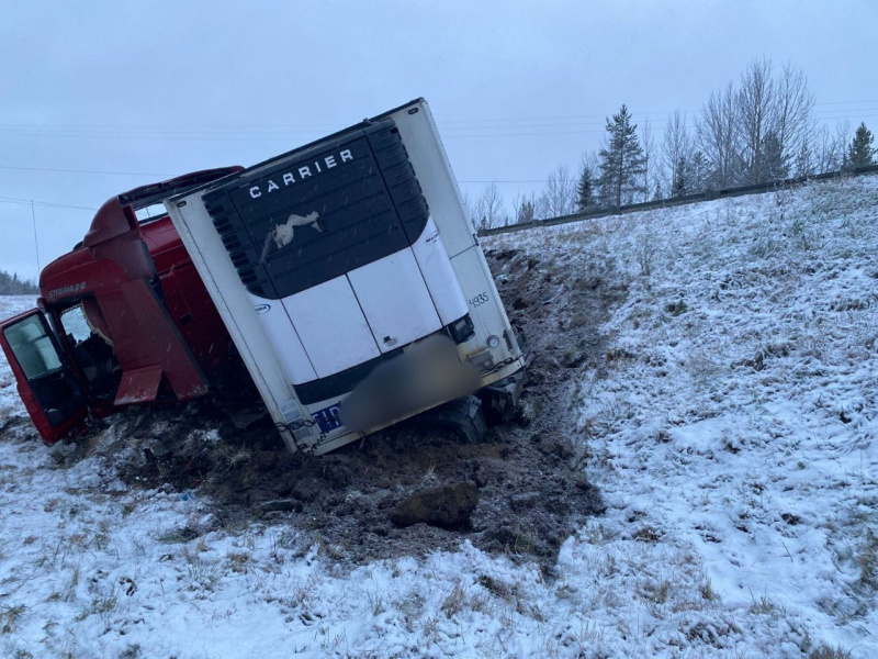    Груженая фура ушла под откос в Кемском районе КарелииГосударственный комитет Карелии по ОЖ и БН