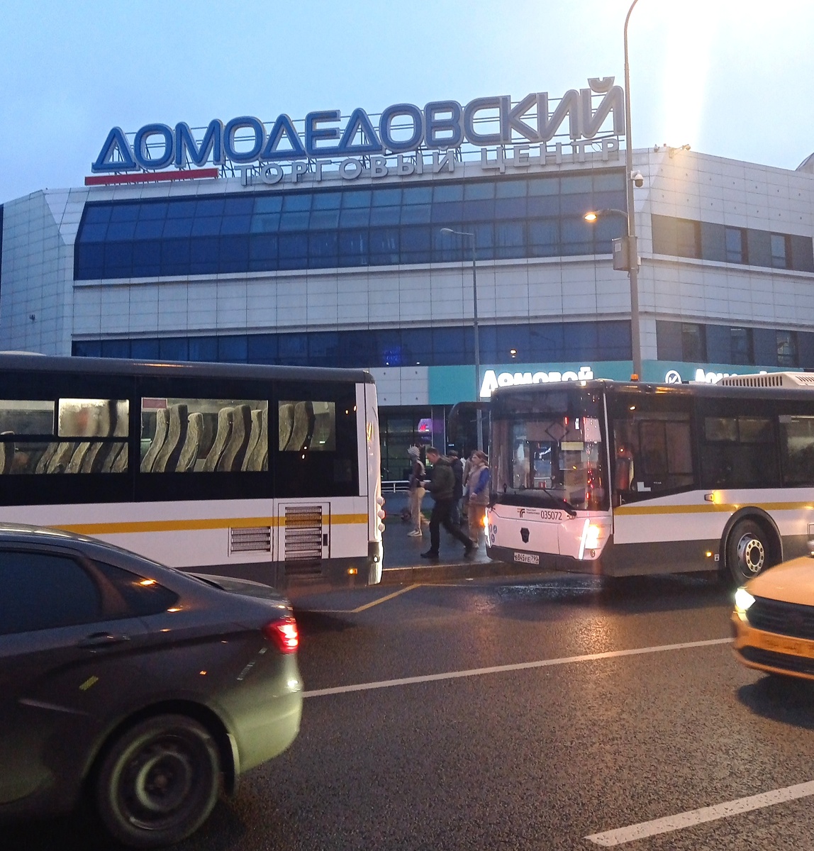 Станция метро Домодедовская.