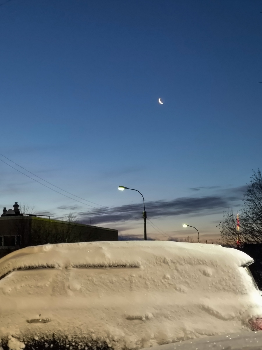 Луна в Мурманске 16 ноября 2025 года, изображение из открытых источников