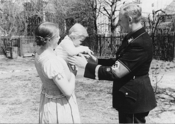 Нацист с семьей. Судя по нашивке является членом СД - организации осужденных нацистских военных преступников