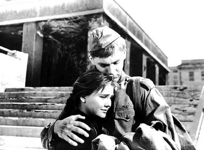 Солдат с девушкой. "Баллада о солдате"