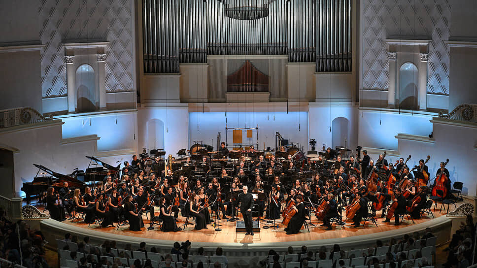 В огромном составе оркестра нашлось место и синтезаторам, и пиле, и смартфонам.📷Фото: Глеб Щелкунов / Коммерсантъ