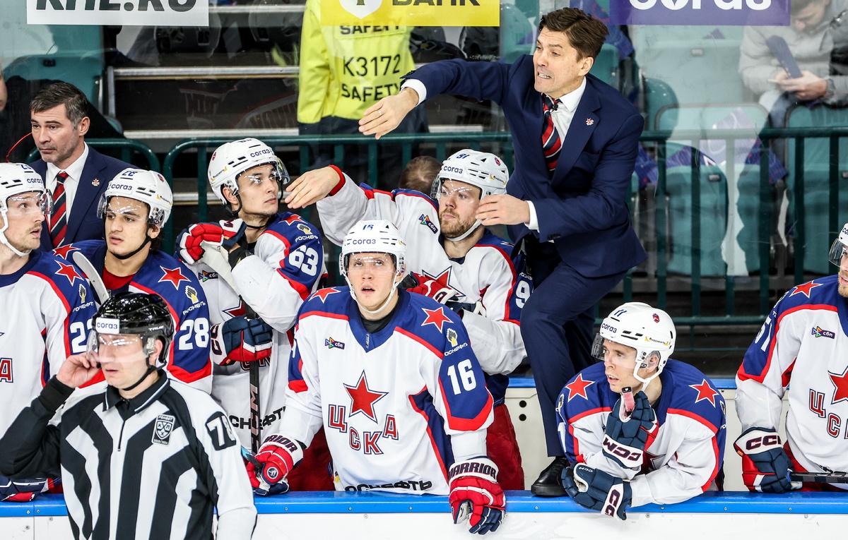   Главный тренер ЦСКА Игорь Никитин  Петр Ковалев/ТАСС