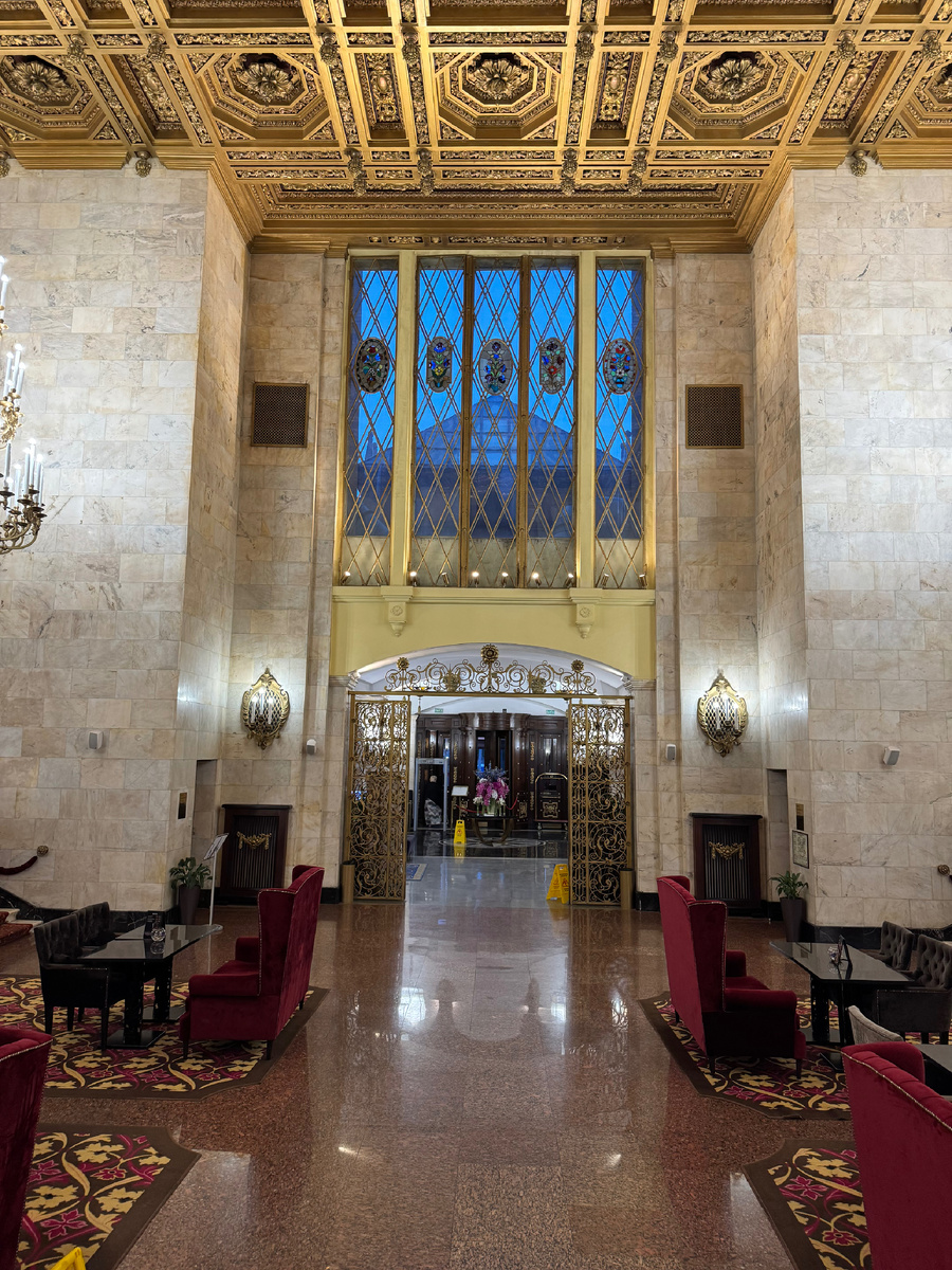 Центральный холл гостиницы