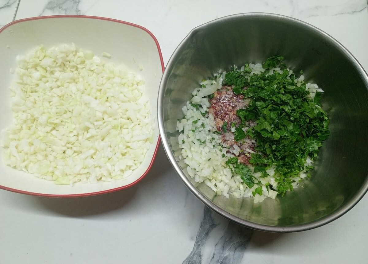 Капуста белокочанная и мясной фарш с луком, луком-чесноком и петрушкой