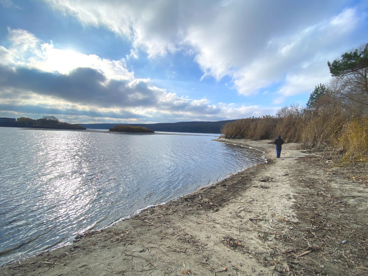 Песчаная полоса справа - это оголившееся дно водохранилища