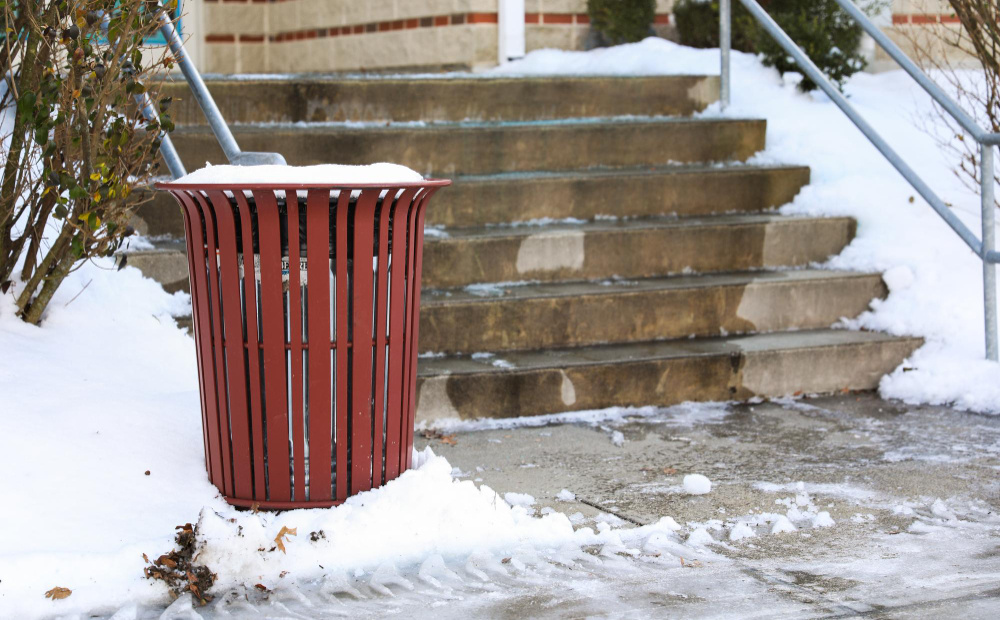 Наледь на бетонных ступеньках