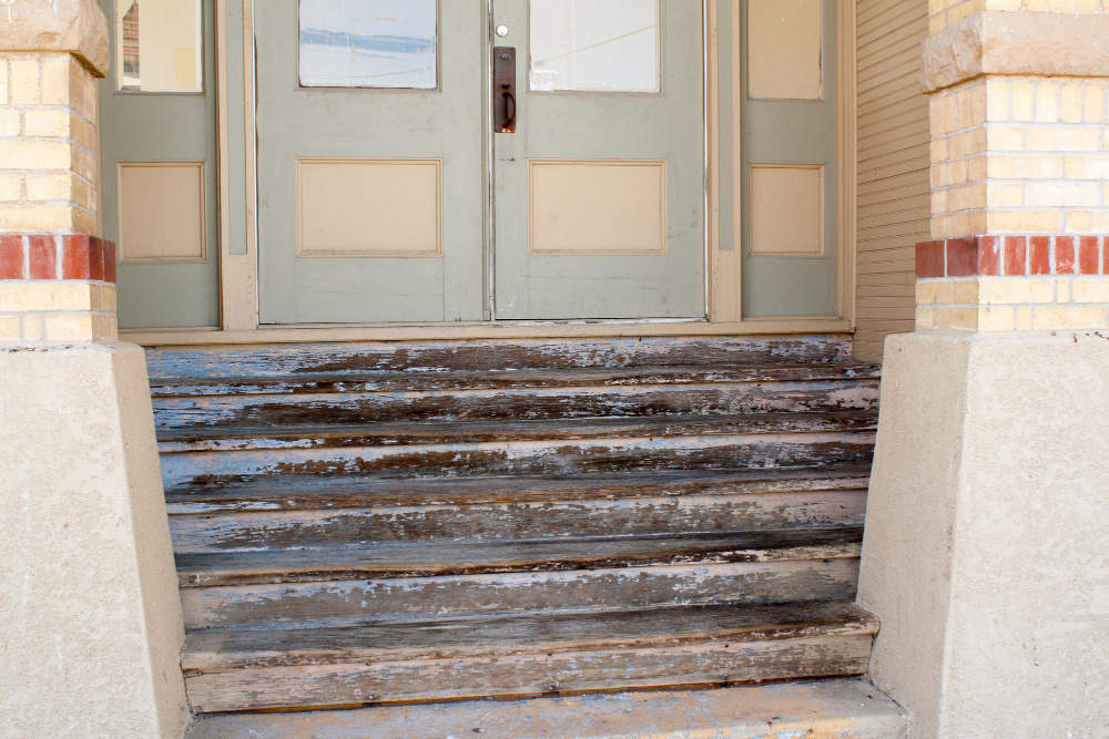 Крыльцо, очищенное от наледи