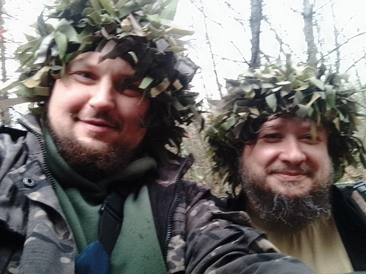 Отец Александр Нарушев, настоятель храма святителя Иова (справа) и алтарник Иван - его вечный соратник, помощник. Всегда бодр и всегда за рулем. 