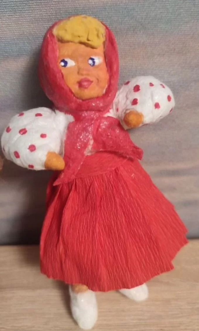 Одна из первых, корявенькая)  Реплика игрушки Плясунья. 