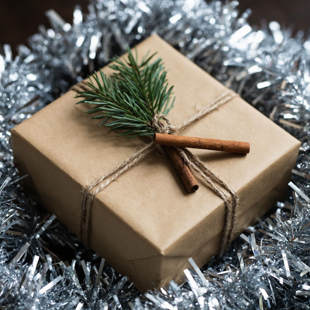 Еловая ветка, сушёный апельсин или палочка корицы — и сразу аромат праздника.