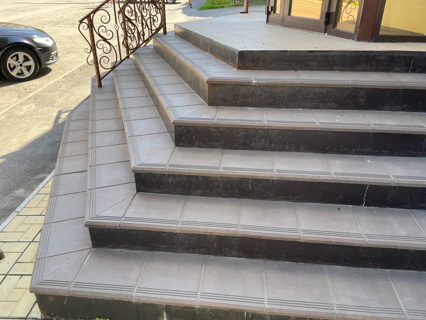 Крыльцо, облицованное плиткой из ППК от WeEco 