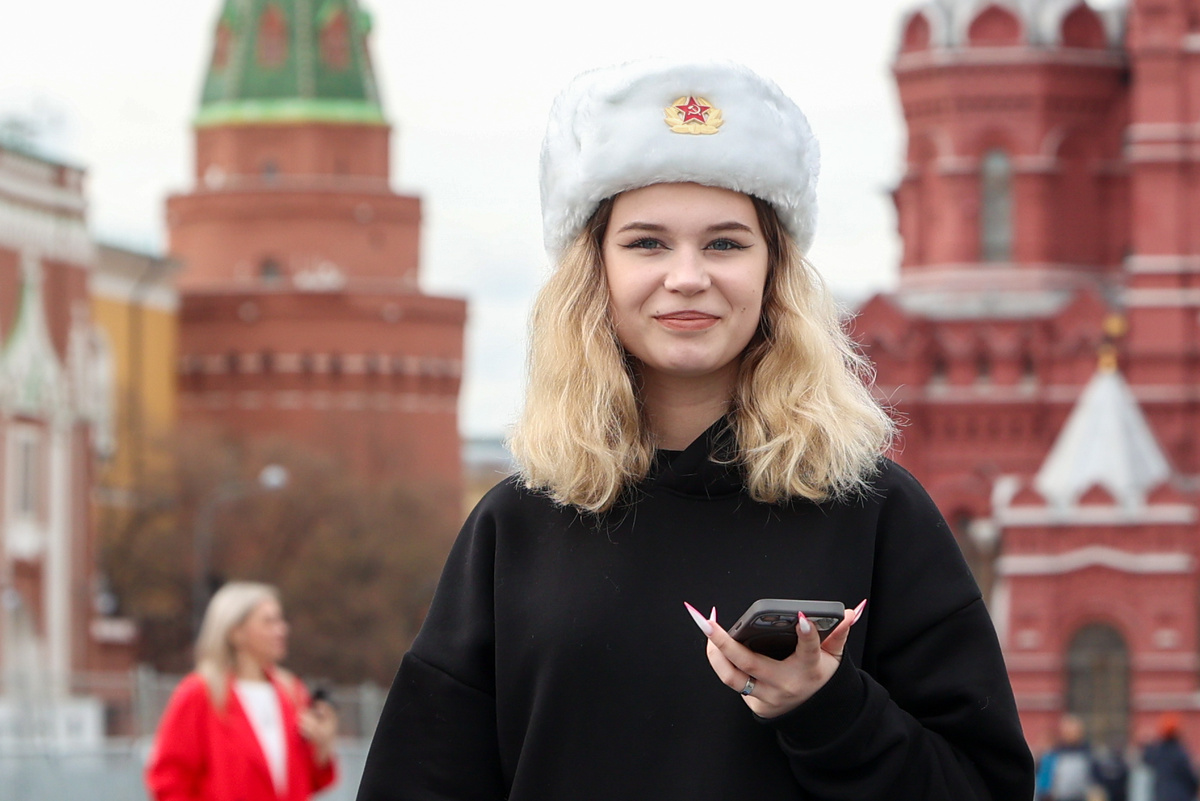 На улицах столицы можно увидеть не только модников, но и  модниц в ушанках. Фото: Petrov Sergey\globallookpress