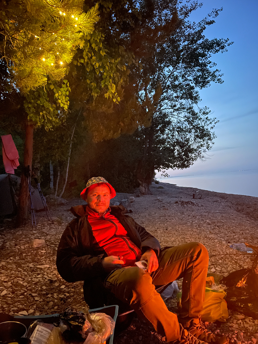 В поход на 1-2 ночи можно взять с собой даже походную мебель: кресло и стол.