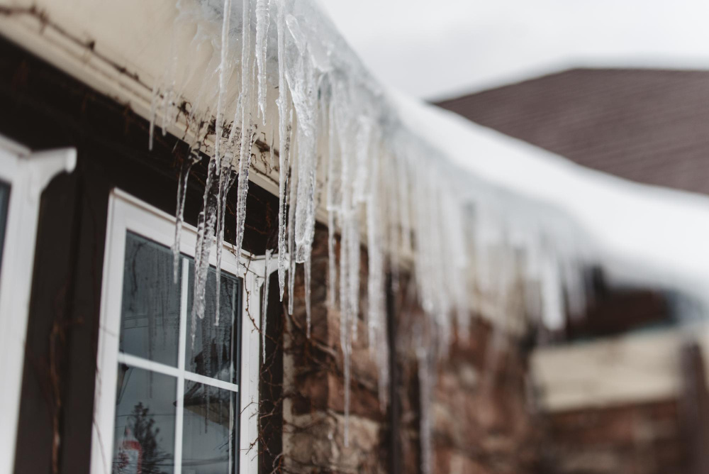 Сосульки на крыше частного дома