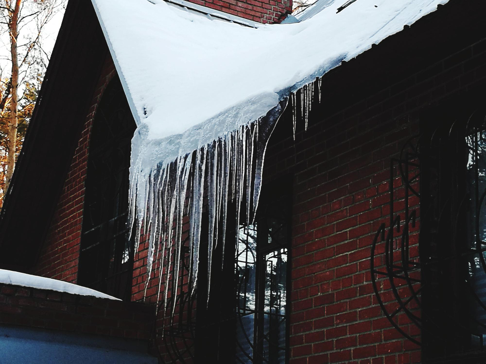 Промерзание крыши частного дома с образованием сосулек