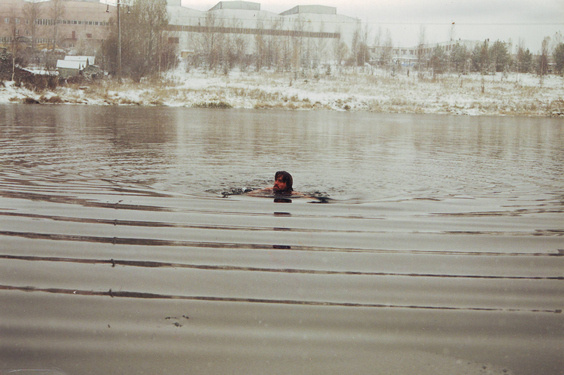 Плыву до того берега и обратно, чтобы все люди на Земле имели здоровье хорошее...