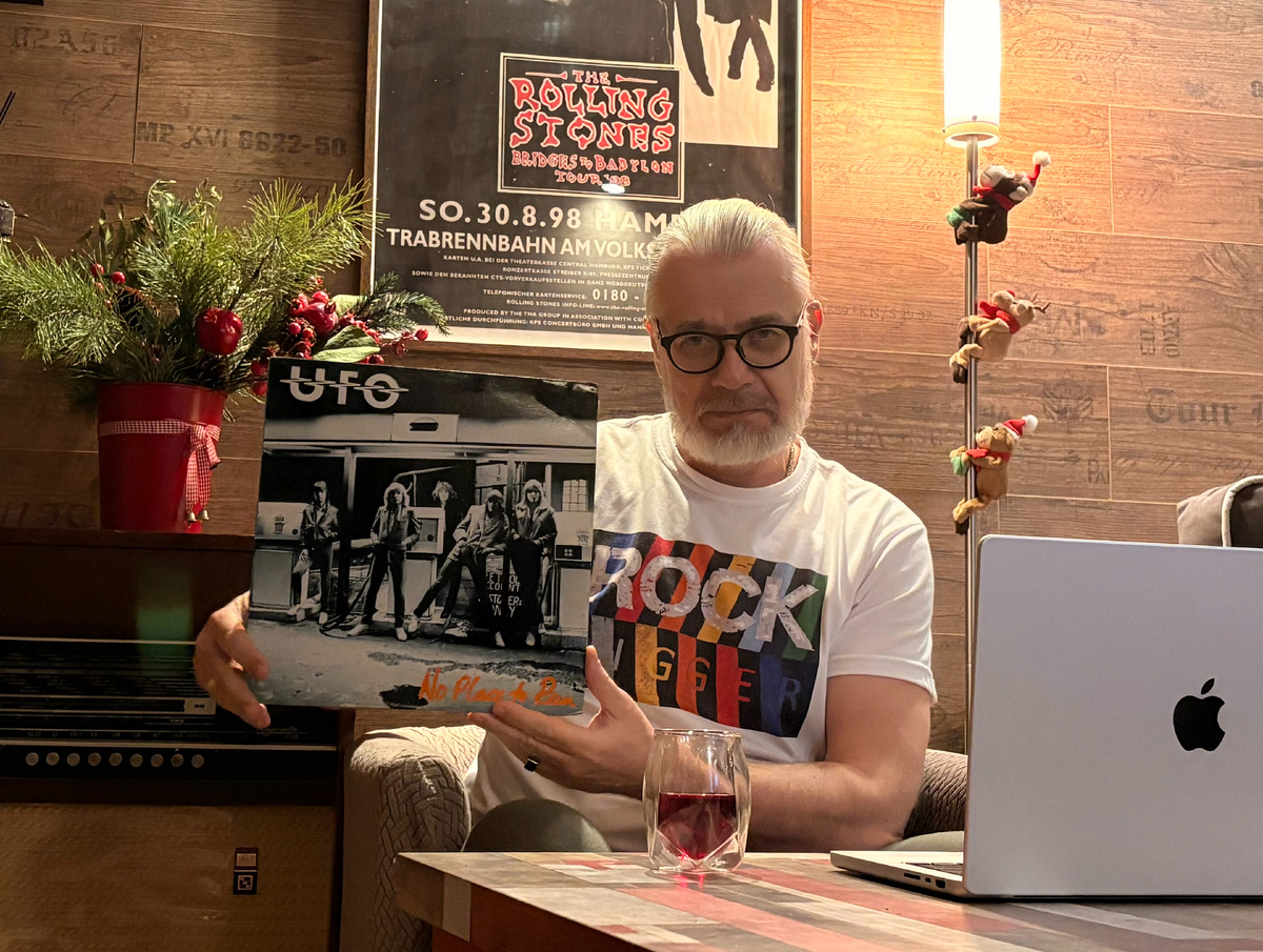 Rockdigger c виниловым альбомом от Chrysalis, UFO - No Place To Run 1980 г. made in Canada.