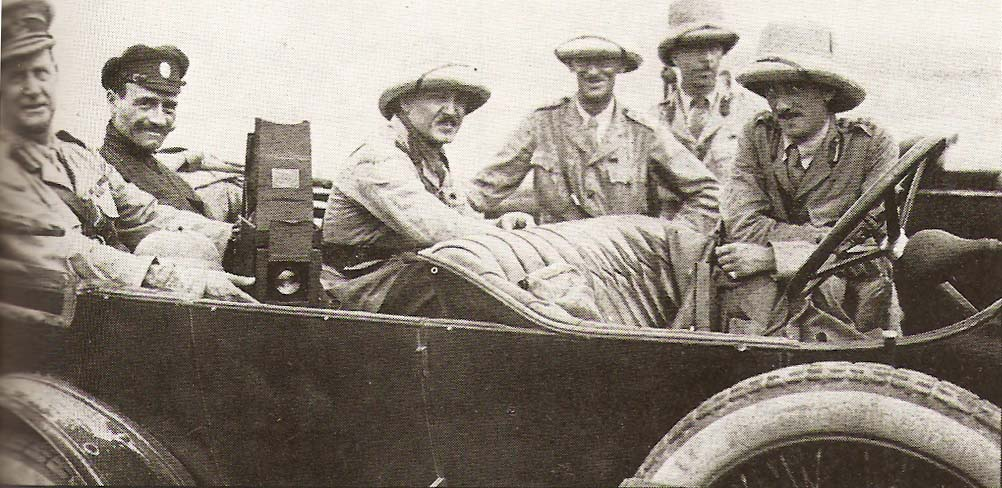 Генерал-майор Л. Денстервиль (крайний слева) с офицерами своего отряда, 1918 год.