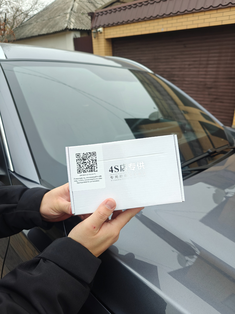 Приходит в такой коробочке 