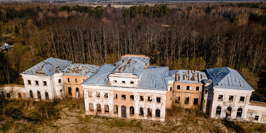 Заброшенные дворцы недалеко от столицы: величие, превращающееся в руины