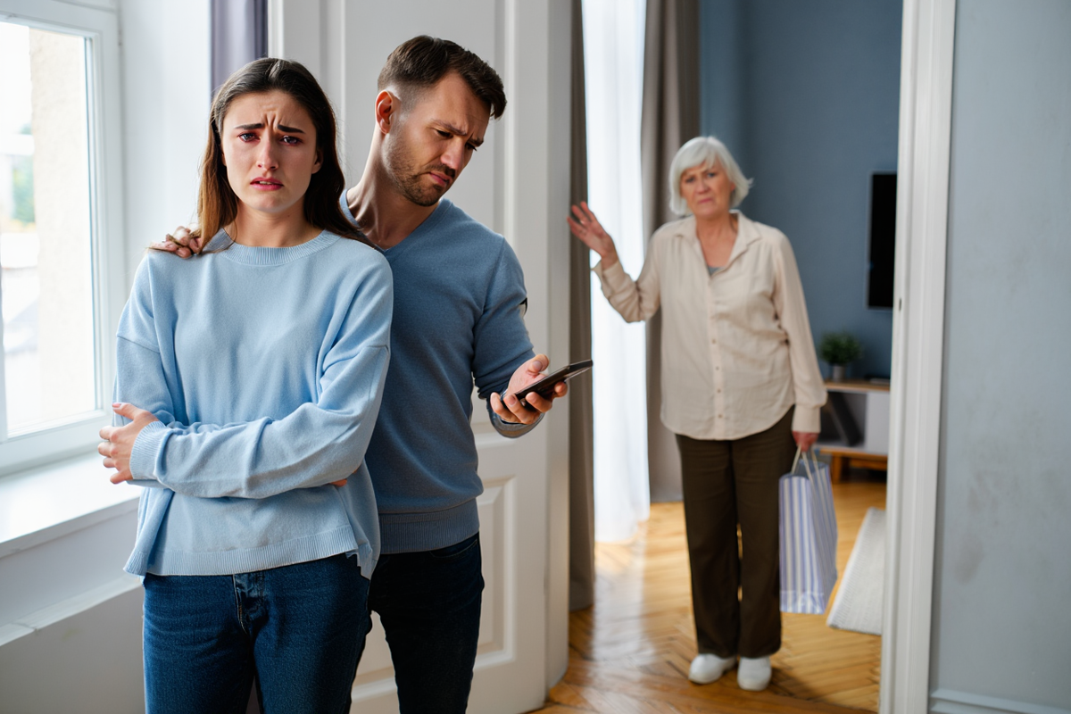 - Ты что, перевёл деньги матери? Ну тогда не удивляйся!