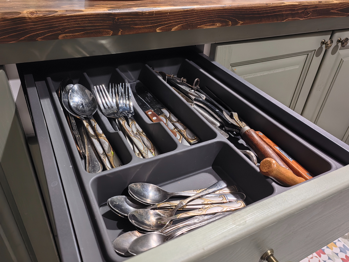 Под ложками - тарелки. 