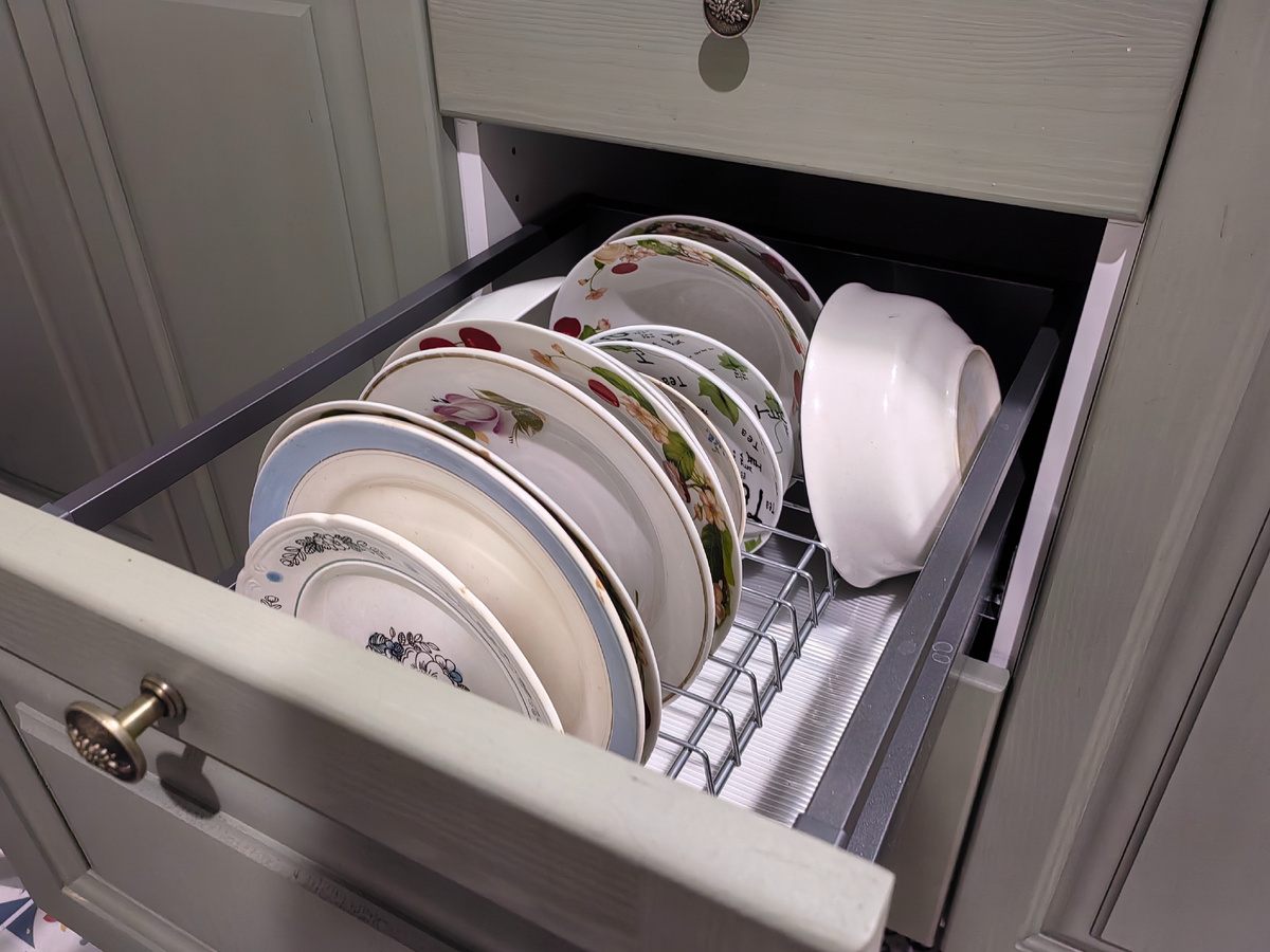 Так я решила проблему отсутствия посудника над раковиной. В выдвижном ящике очень удобно! 