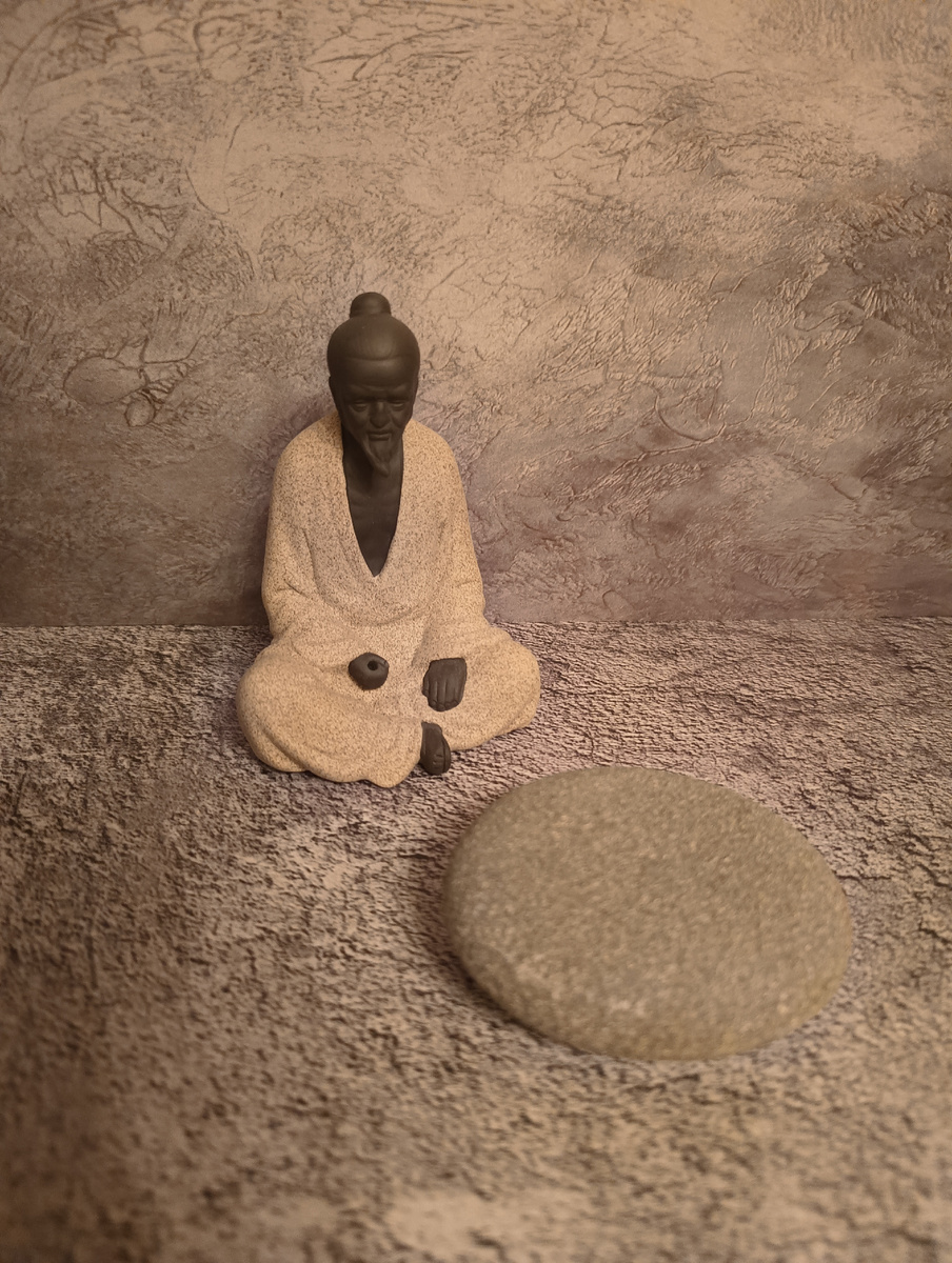 Конфуцианец Ван И после того, как привёз  японскому императору учебное пособие для изучения китайского языка. Выполнив миссию, он медитирует на камень, по форме напоминающий полную луну