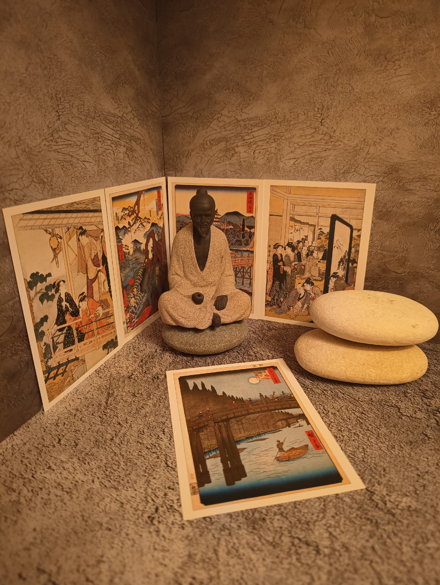 На переднем плане - гравюра Андо Хиросигэ  из серии "Сто знаменитых видов Эдо". На гравюре хорошо видна полная луна.