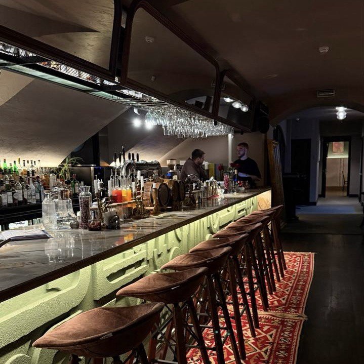 Первый зал ресторана и барная стойка