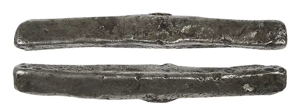 Новгородская гривна. 200-граммовый серебряный слиток. Отрубленная небольшая часть такой гривны называлась рублём. Такая гривна использовалась новгородцами до чеканки ими первых монет - "новгородок".