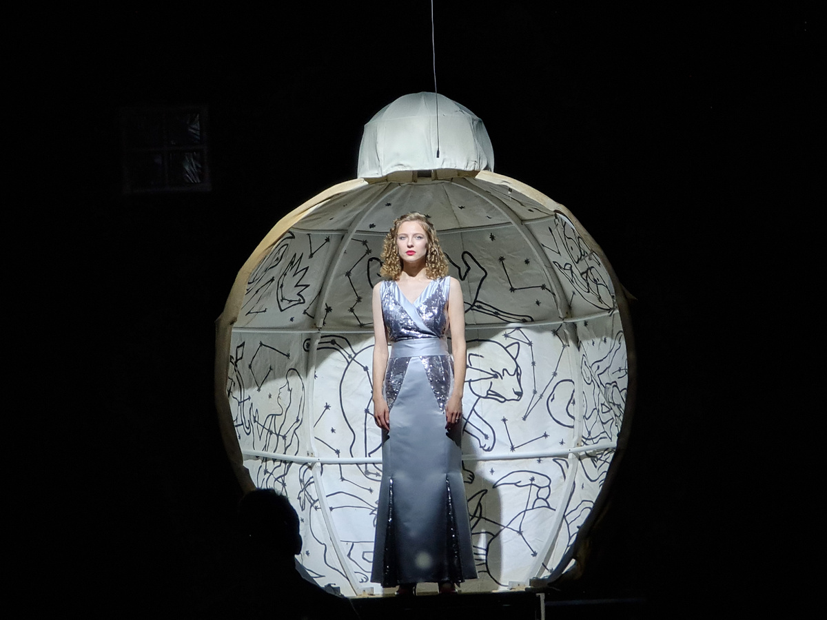 В небольшом городке, жители там знают друг друга, вдруг появляется девушка, пекрасная, как неземная Звезда, небесное видение, упавшая из глубин Вселенной в обычный и привычный нам мир. Встреча молодого учителя астрономии и экстравагантной пассажирки ночного поезда смешала в один сюжет звёздные законы, сложности любви и почти привела влюблённых к счастью...